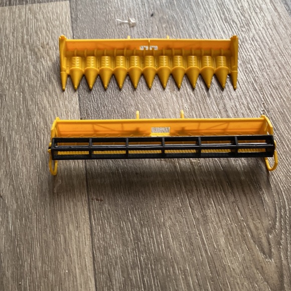 Moisoneuse bateusse new holland en jouet avec bar de coupe a blé et a maïs - Picture 6 of 8